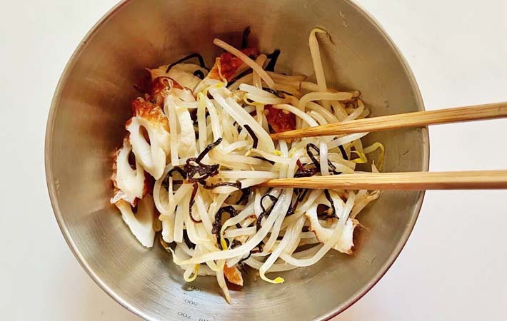 『モヤシとちくわの塩昆布和え』を作る写真
