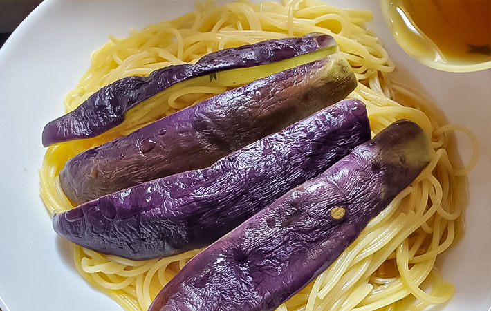 『なすの冷製スープパスタ』を作る写真