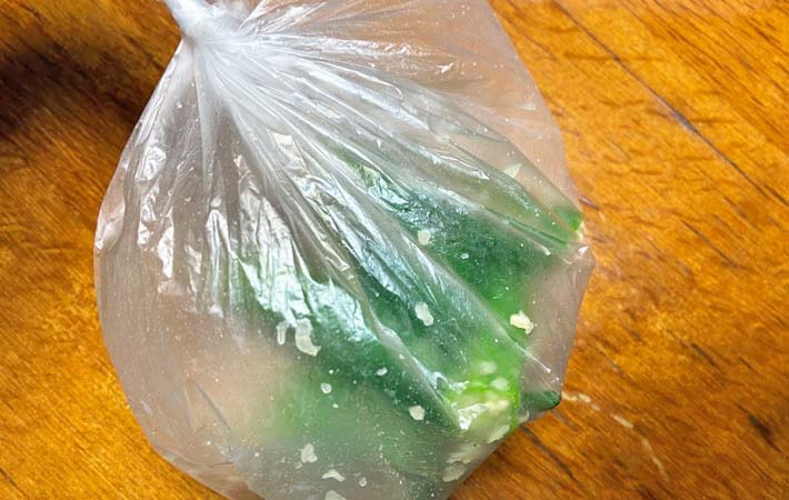 『塩にんにくオクラ』を作る写真