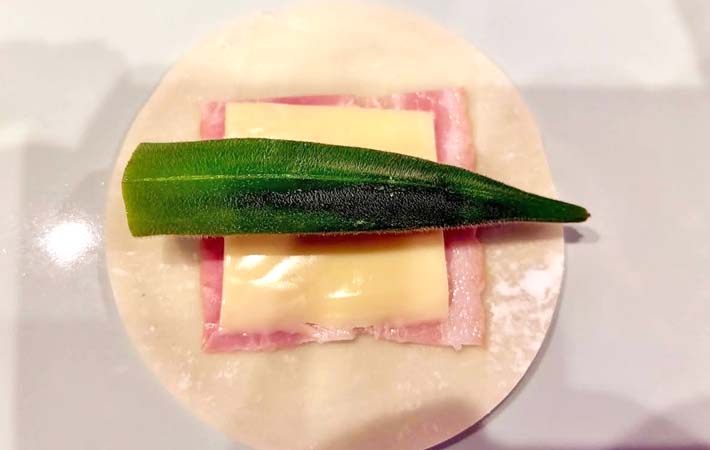 『オクラとベーコンチーズ餃子』を作る写真