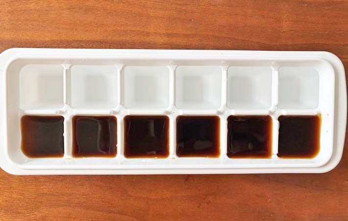 コーヒー氷と普通の氷を作る写真