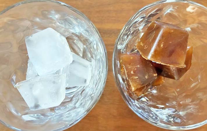 コーヒー氷と普通の氷の写真