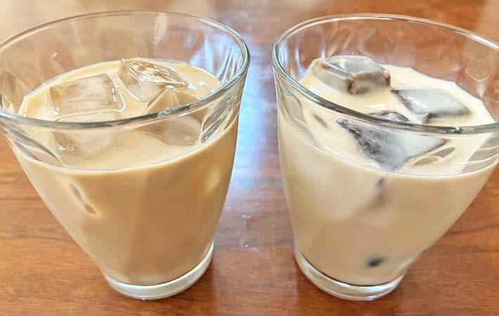 コーヒー氷と普通の氷の比較写真