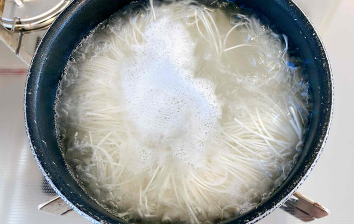 『塩こんぶそうめん』を作る写真