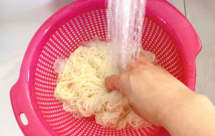 『塩こんぶそうめん』を作る写真