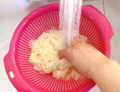 『塩こんぶそうめん』を作る写真