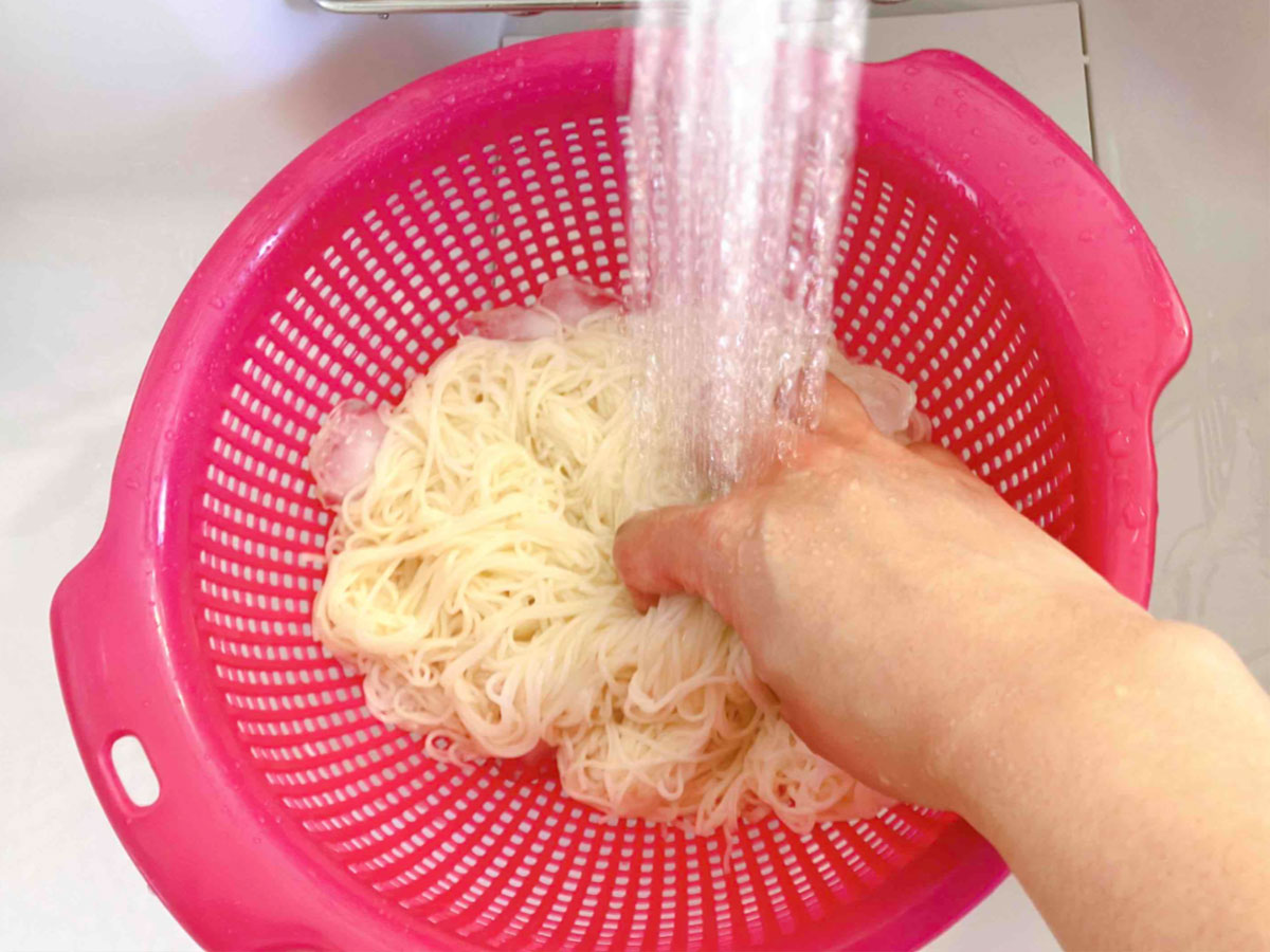 『塩こんぶそうめん』を作る写真