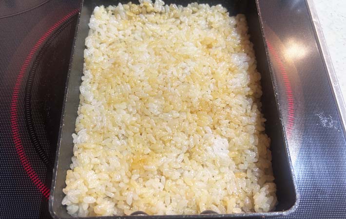 『卵焼き器で焼きおにぎり』を作る写真