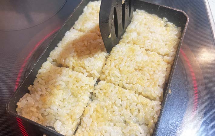 『卵焼き器で焼きおにぎり』を作る写真