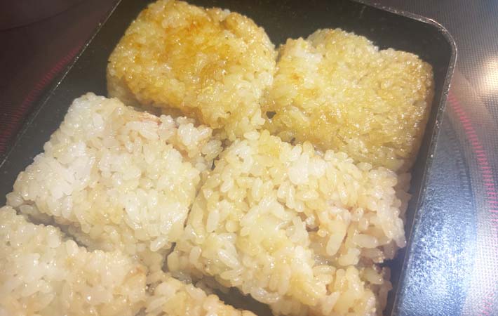 『卵焼き器で焼きおにぎり』を作る写真