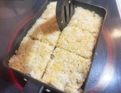 『卵焼き器で焼きおにぎり』を作る写真
