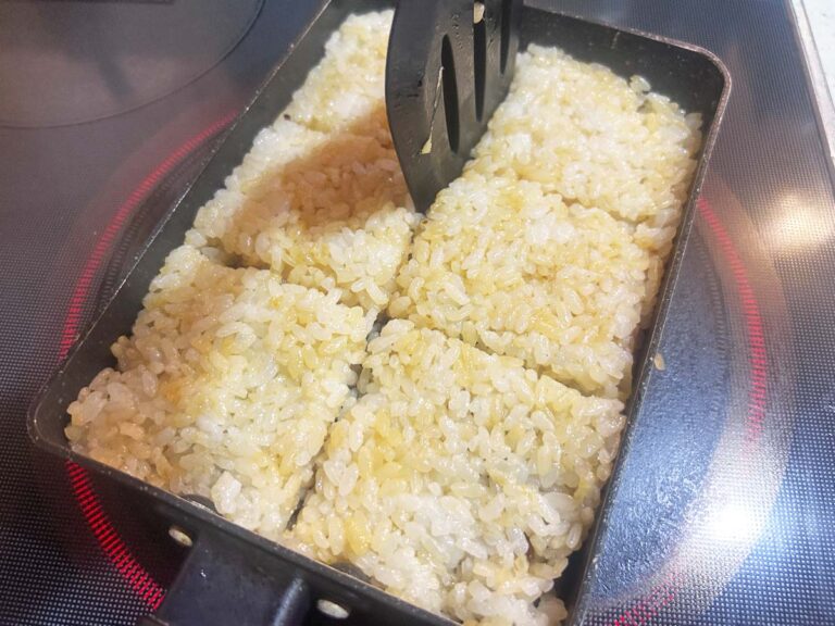『卵焼き器で焼きおにぎり』を作る写真