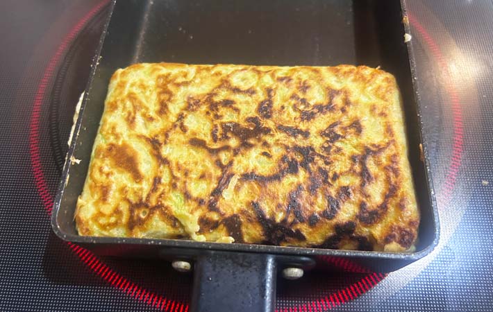 『玉子焼き器でお好み焼き』を作る写真