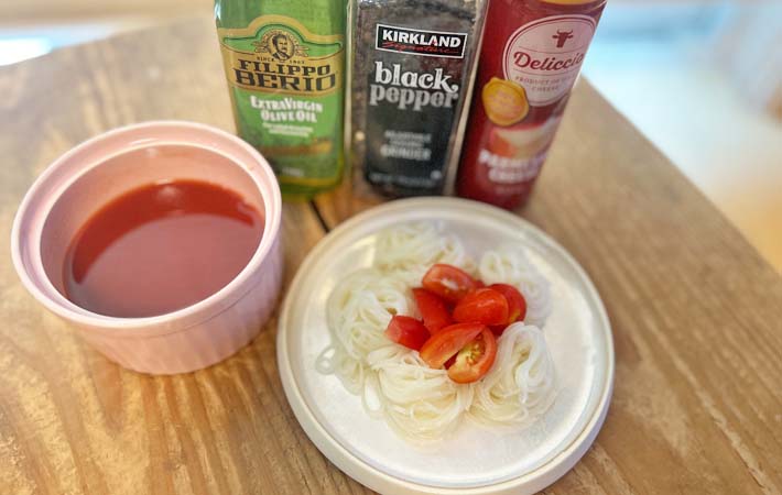 『トマトのそうめんつゆ』を作る写真