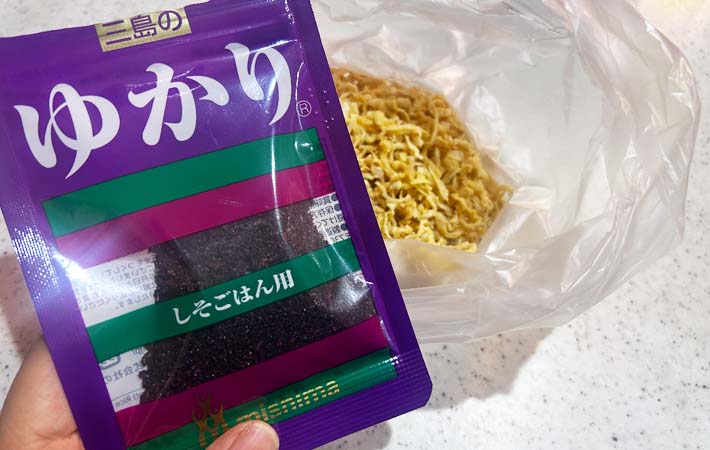 『切り干し大根のゆかり和え』を作る写真