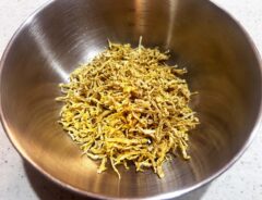 『切り干し大根のゆかり和え』を作る写真