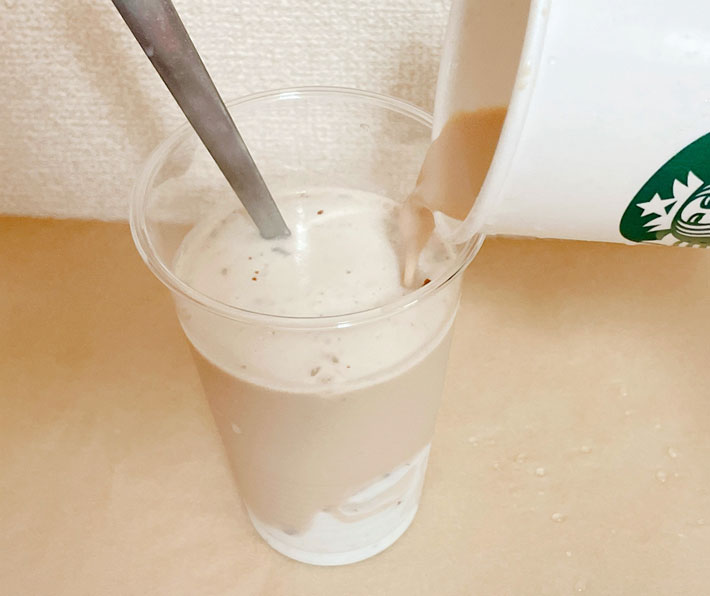 カップに『スターバックスラテ』を注ぐ