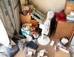 散らかった部屋の写真