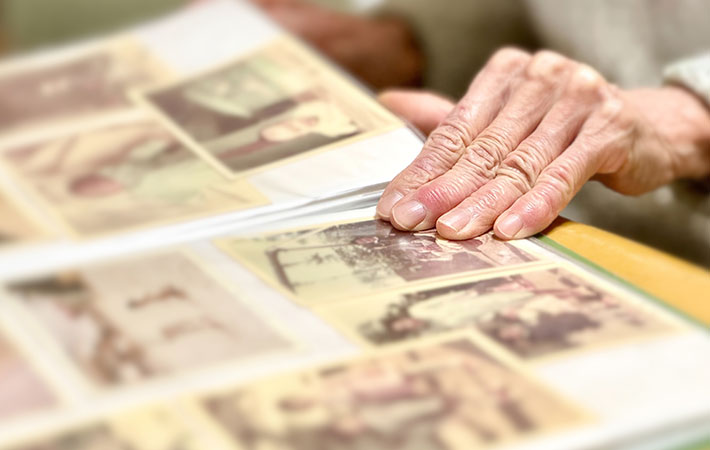 写真を見る人の写真