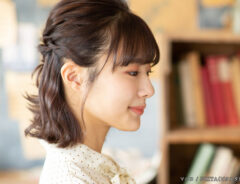 本を読む女性の写真