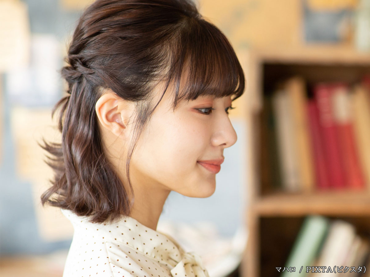本を読む女性の写真