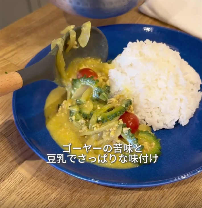 皿に盛られたカレーの画像