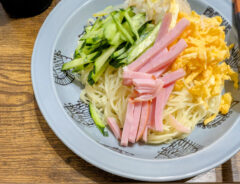 冷やし中華と柴犬