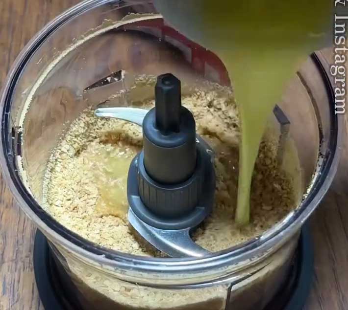 クッキーにバターを加えて、フードプロセッサーで混ぜる