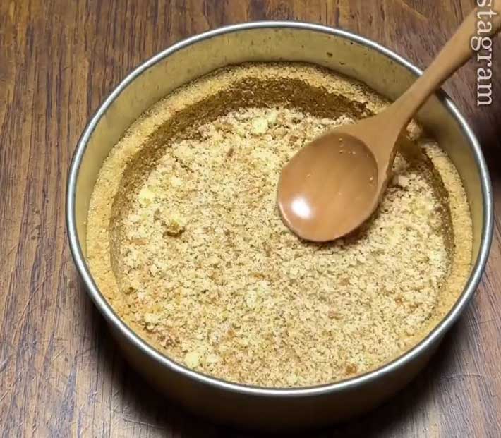 ケーキクラムを敷く