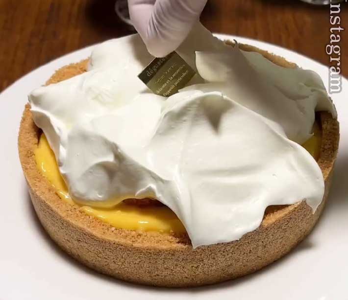 生クリームをのせて完成