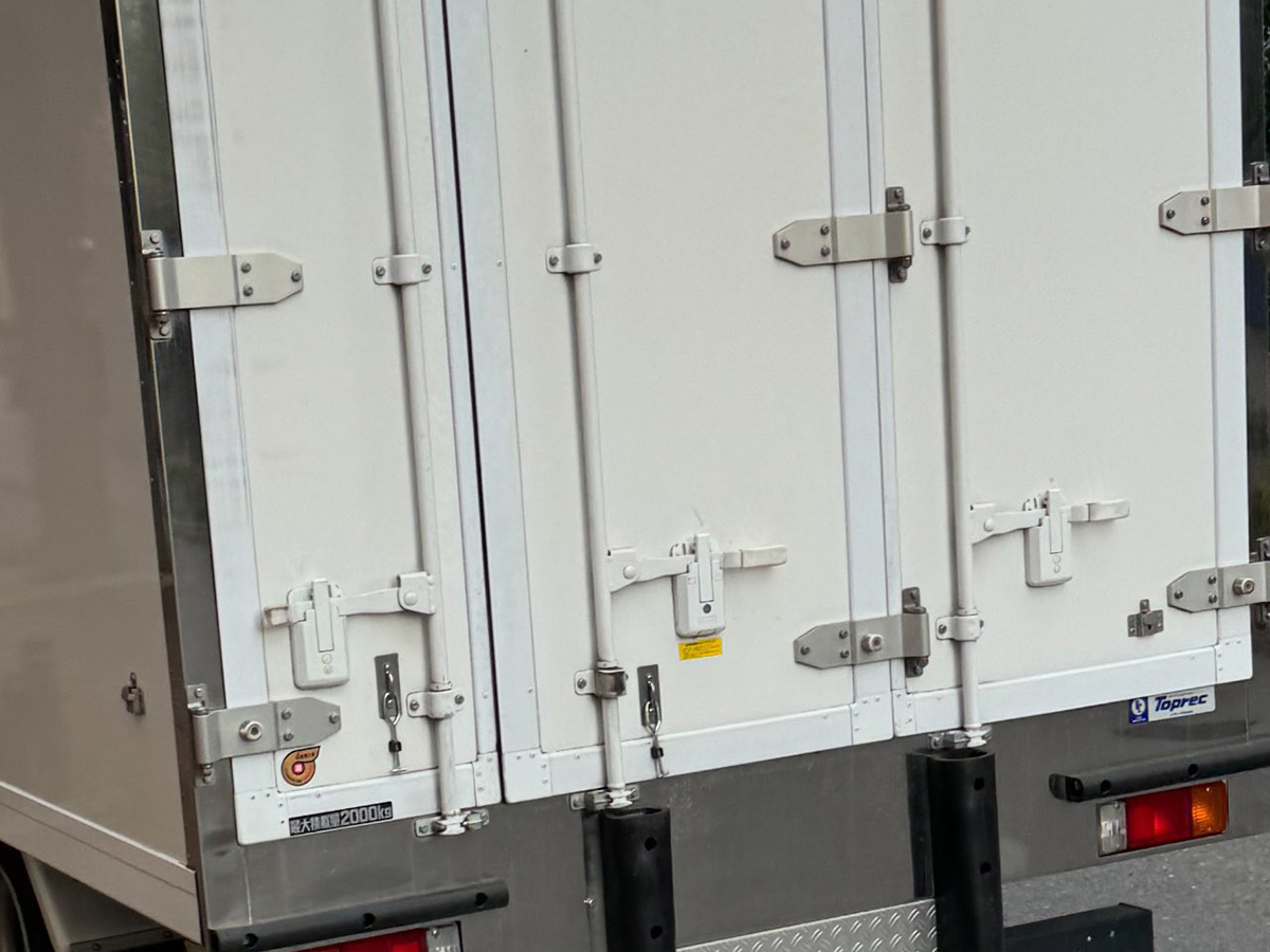 トラックの荷台の画像
