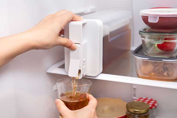 倒して置けてそのまま注げる冷水筒