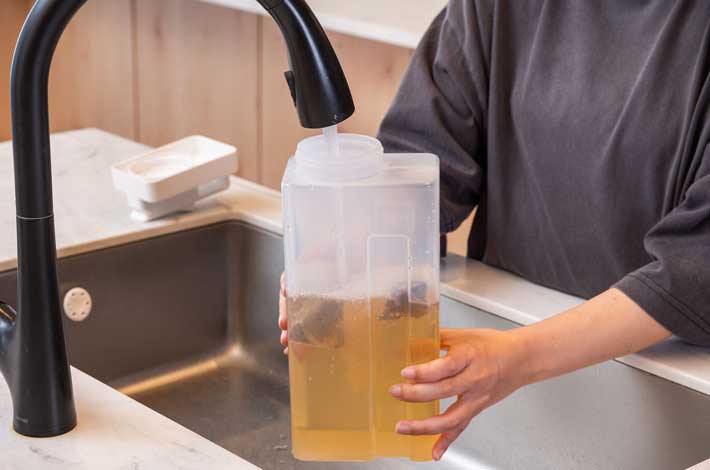 倒して置けてそのまま注げる冷水筒