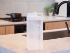 倒して置けてそのまま注げる冷水筒