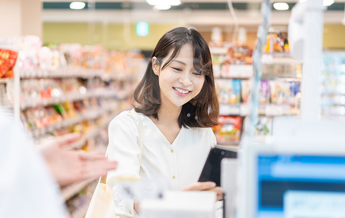 買い物をする女性の写真