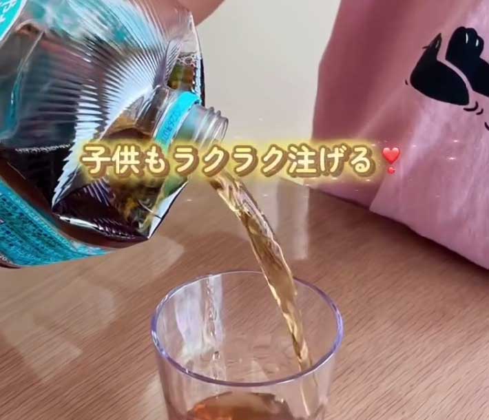 お茶を注ぐ子供