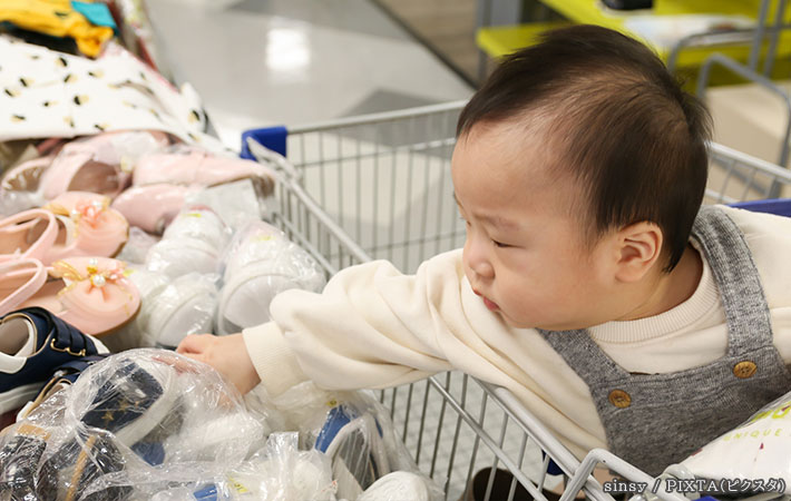 商品を触る子供の写真