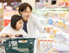 買い物をする親子の写真