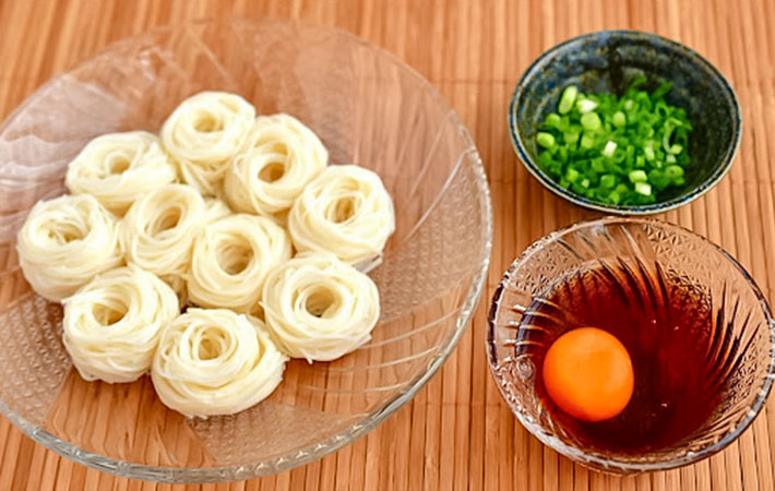 そうめんと卵入りめんつゆの写真