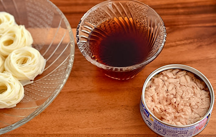 そうめんとめんつゆとツナの写真
