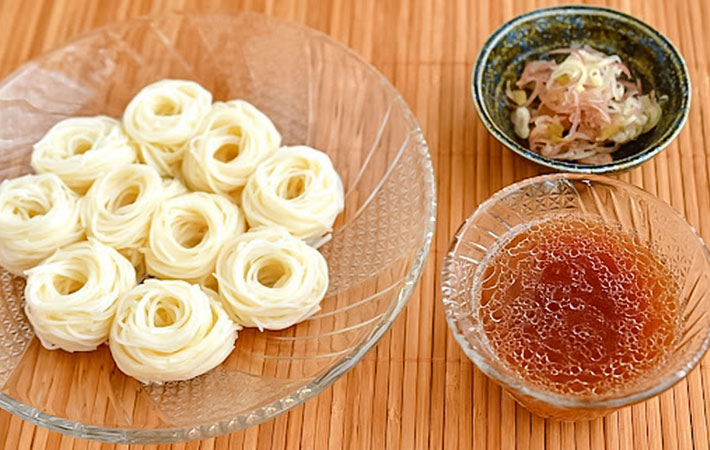 そうめんとツナ入りめんつゆの写真