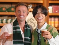 『timelesz』の松島聡さんと、ドラコ・マルフォイ役を演じた俳優のトム・フェルトンさん