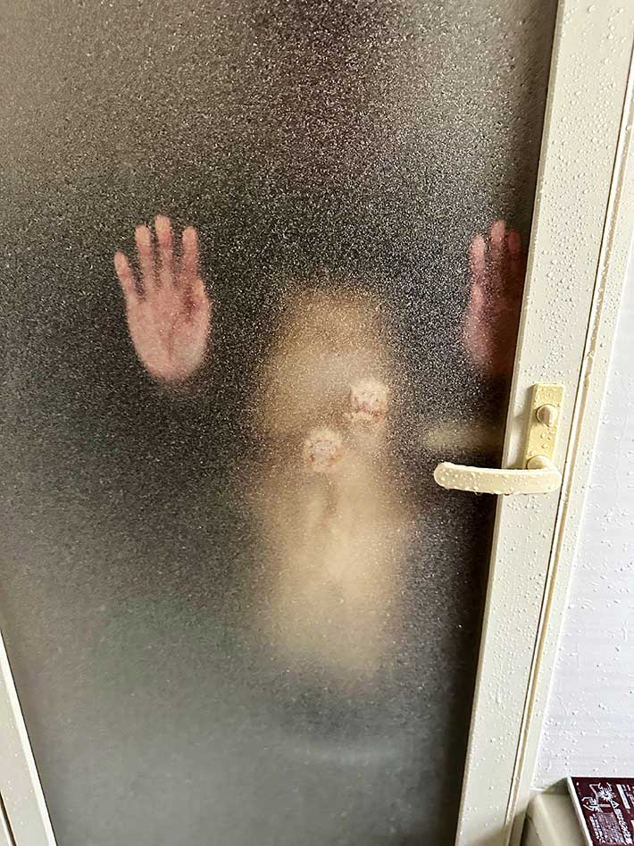 窓に映る手の写真