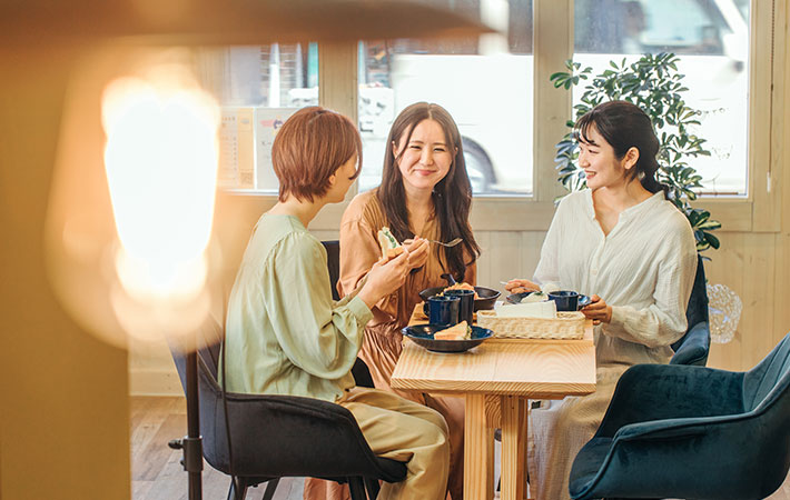 友達と会話する女性の写真