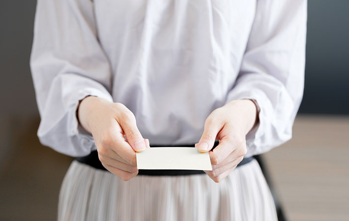 名刺交換する女性の写真