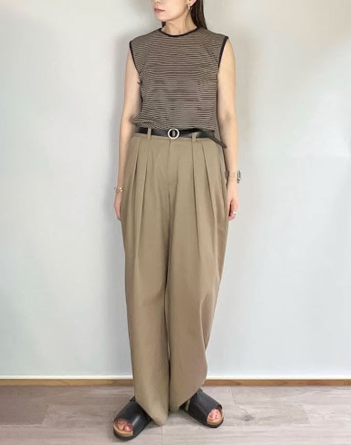 『チノバレルレッグタックパンツ』の写真