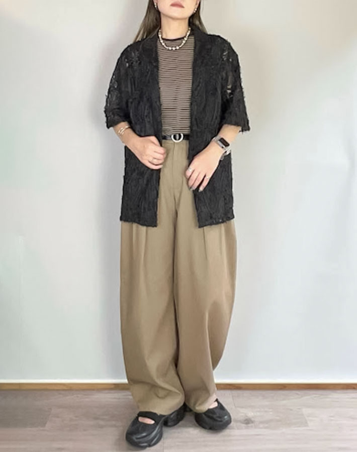 『チノバレルレッグタックパンツ』の写真