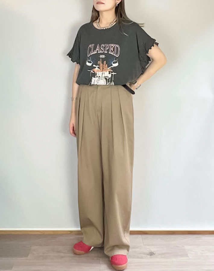 『チノバレルレッグタックパンツ』の写真