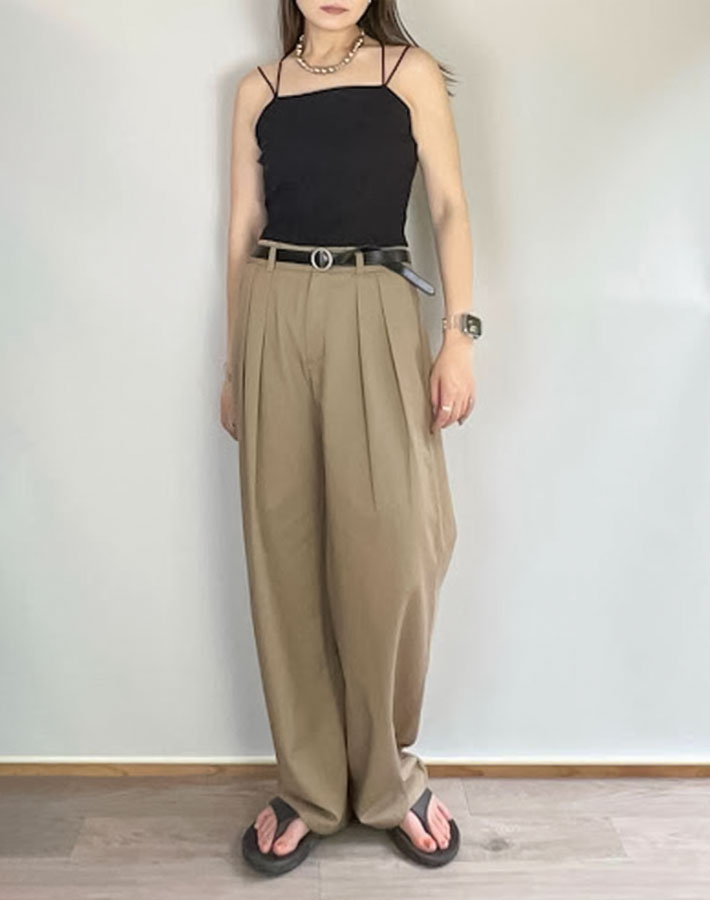 『チノバレルレッグタックパンツ』の写真