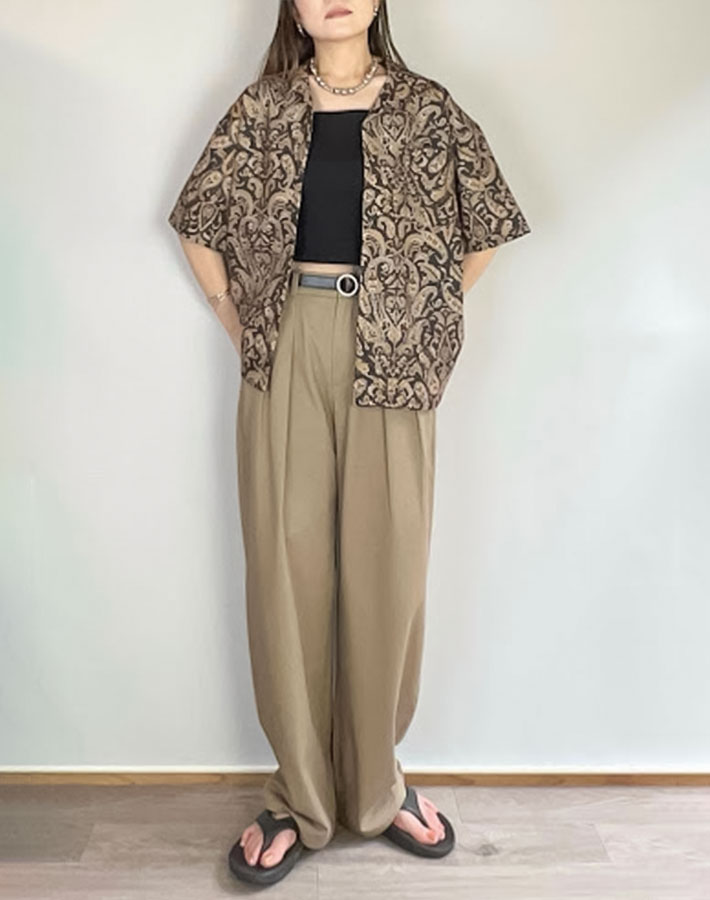 『チノバレルレッグタックパンツ』の写真